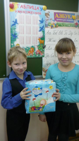 Семья Чупиных подарила упаковку памперсов для малышей